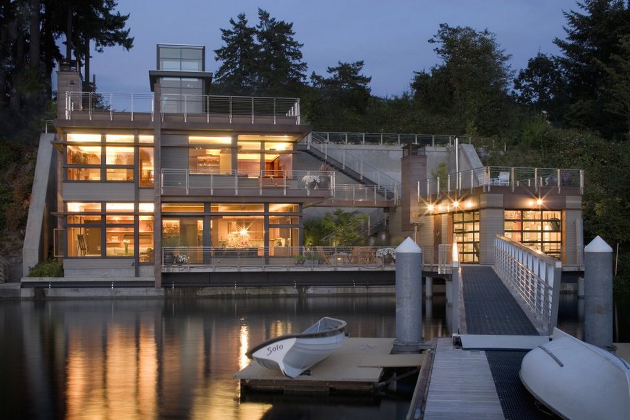 Bainbride Island-based architect Scott Allen designed  Cliff House in Gig Harbor, Washington, USA.