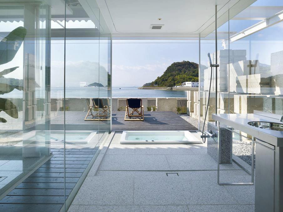 Bathroom with terrace front sea.