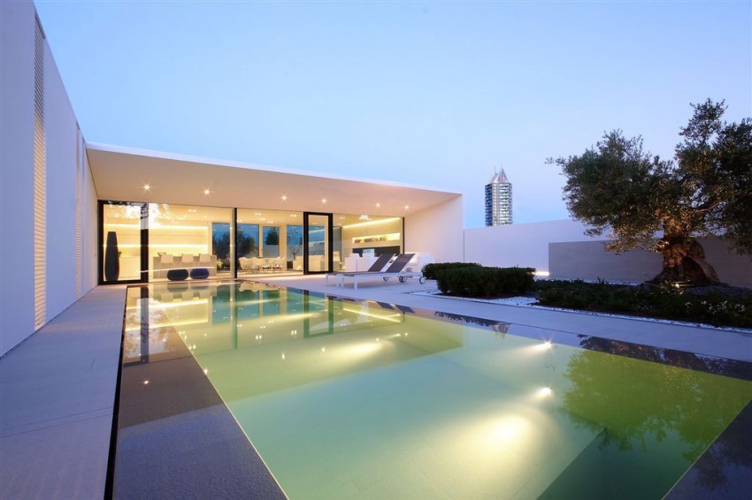 Jesolo Lido Pool Villa by JM Architecture 02