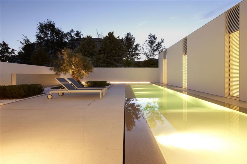 Jesolo Lido Pool Villa by JM Architecture 13