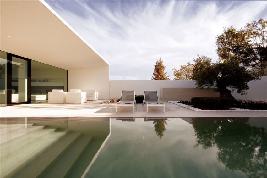 Jesolo Lido Pool Villa by JM Architecture 20