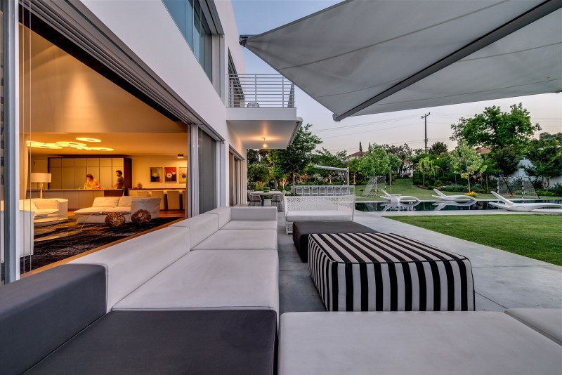 Unique Contemporary Villa by Nestor Sandbank 13