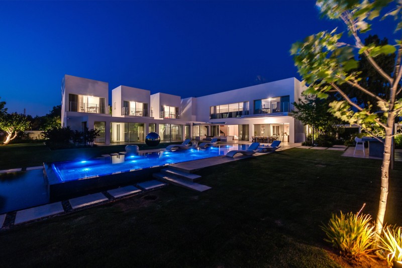 Unique Contemporary Villa by Nestor Sandbank 19