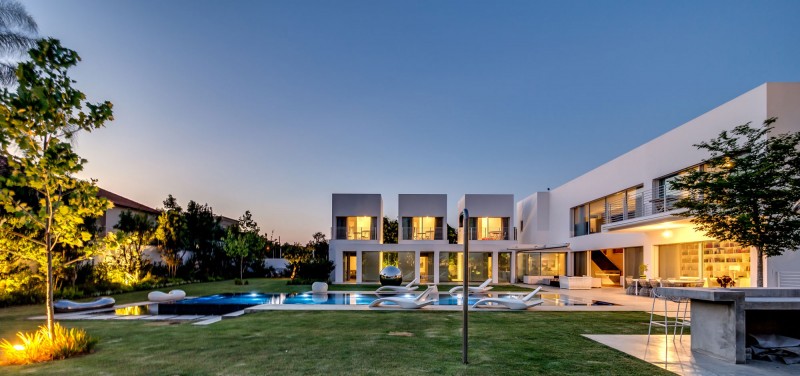 Unique Contemporary Villa by Nestor Sandbank 20