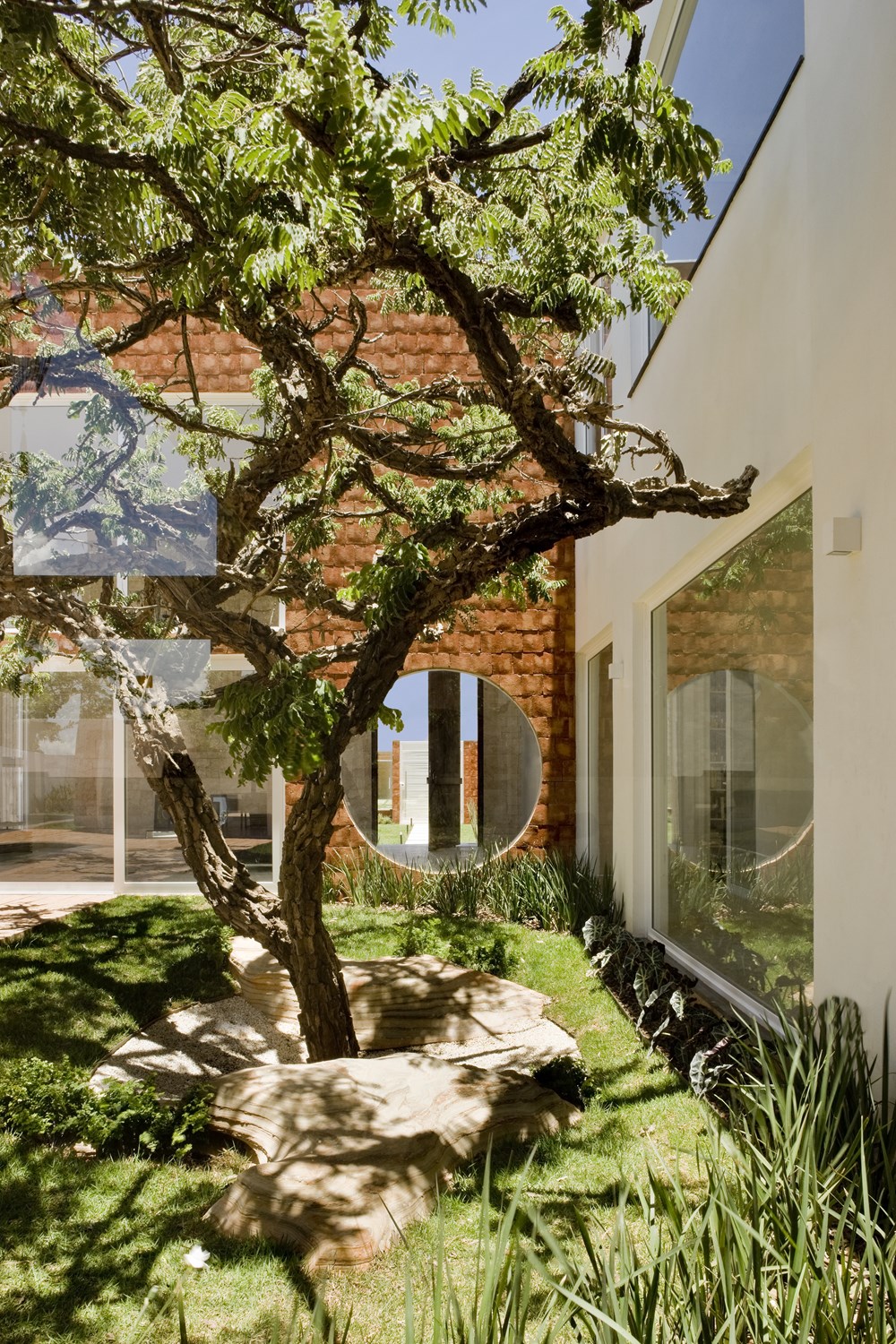 Taquari House by Ney Lima Architect 09