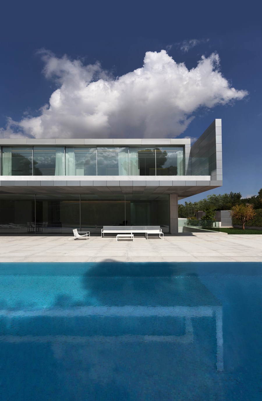 Aluminium House by Fran Silvestre Arquitectos 04