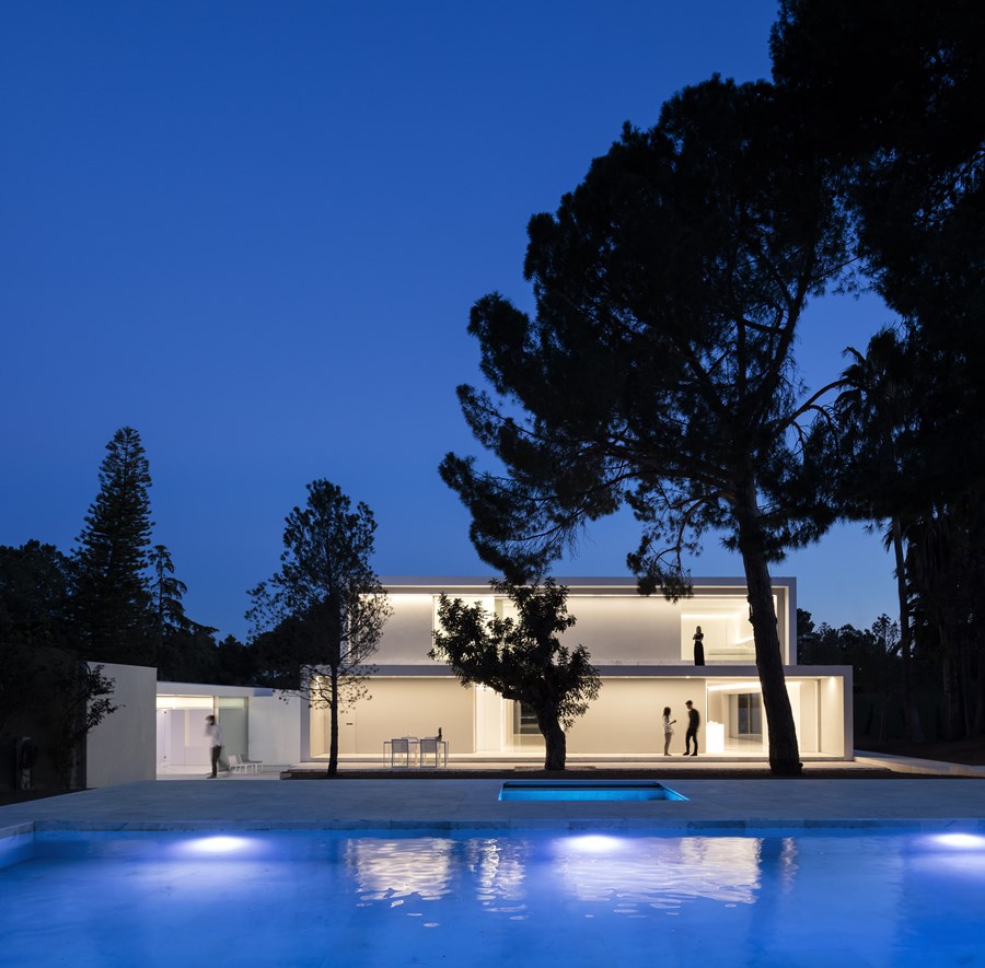 House between the pine forest by Fran Silvestre Arquitectos 01