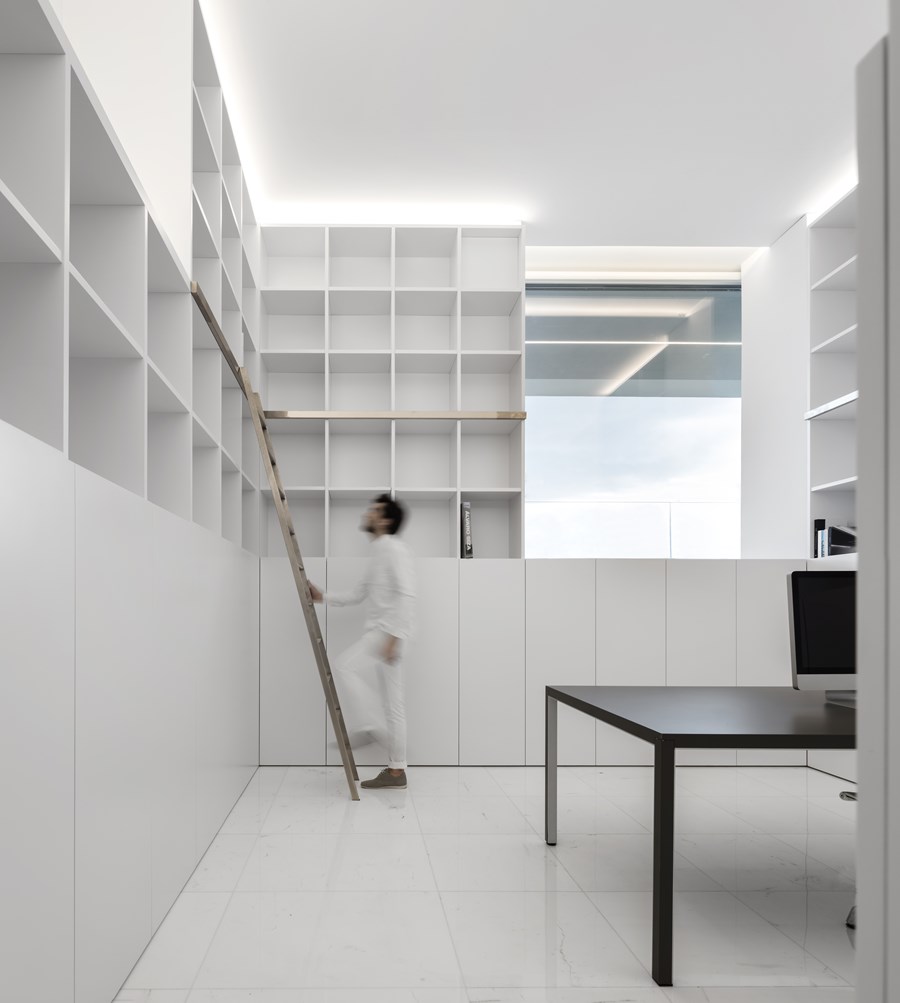 House between the pine forest by Fran Silvestre Arquitectos 26