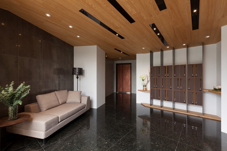 concentrated-residence-the-lobby-to-improve-low-ceiling-design-by-hozo-interior-design-03