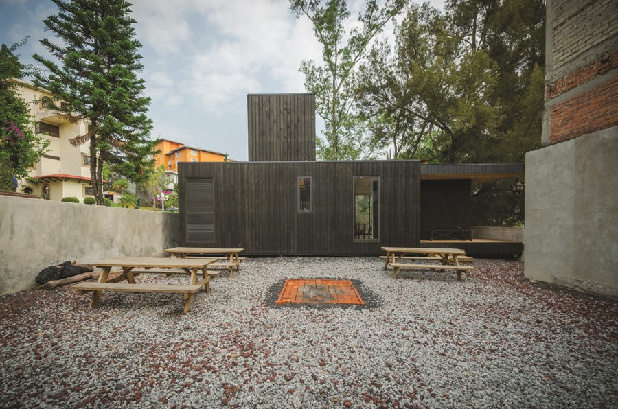 the-black-cabin-by-revolution-architects-09