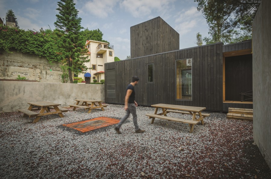 the-black-cabin-by-revolution-architects-10